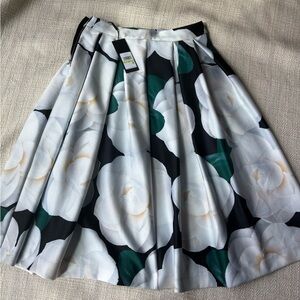 New with Tags 
Karl Laggerfield Paris floral swing skirt with pockets size 4